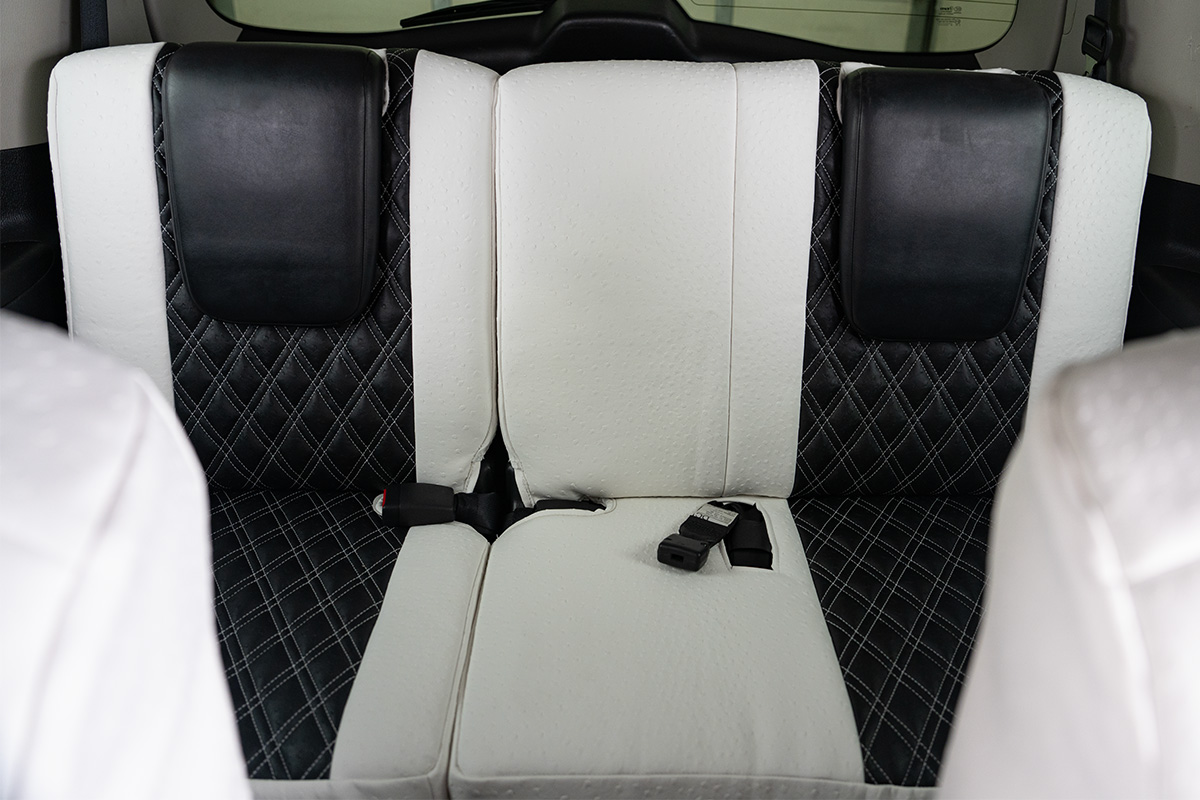 2020 Infiniti QX80 (headrests not covered)